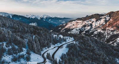 航空摄影冰雪覆盖的山峰
